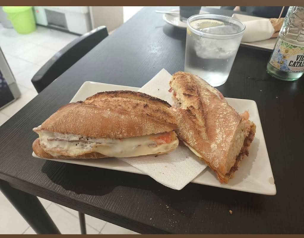 Bocadillos tostados servidos en la cafetería Aroma