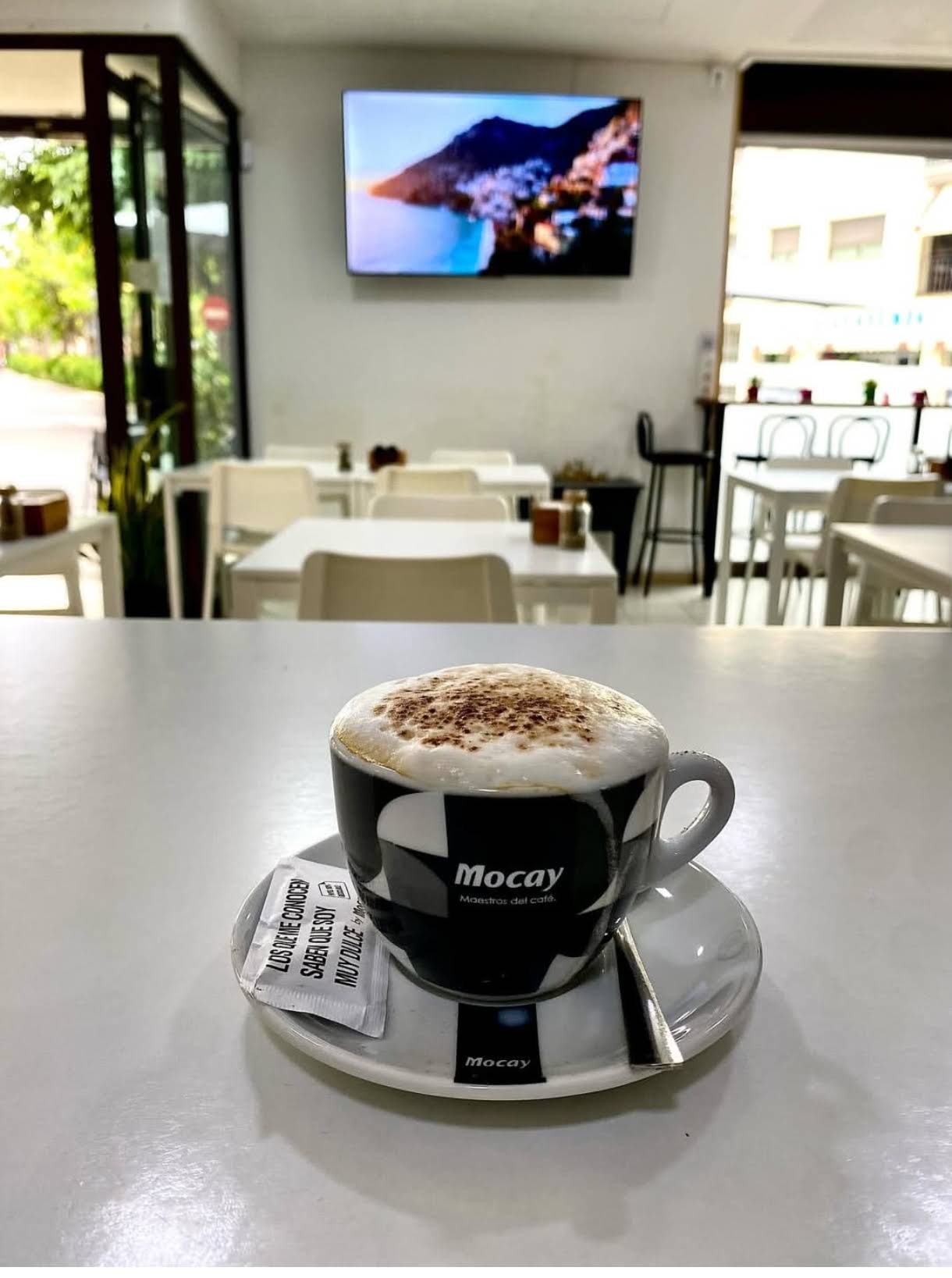 Un café espumoso en una mesa de la cafetería Aroma