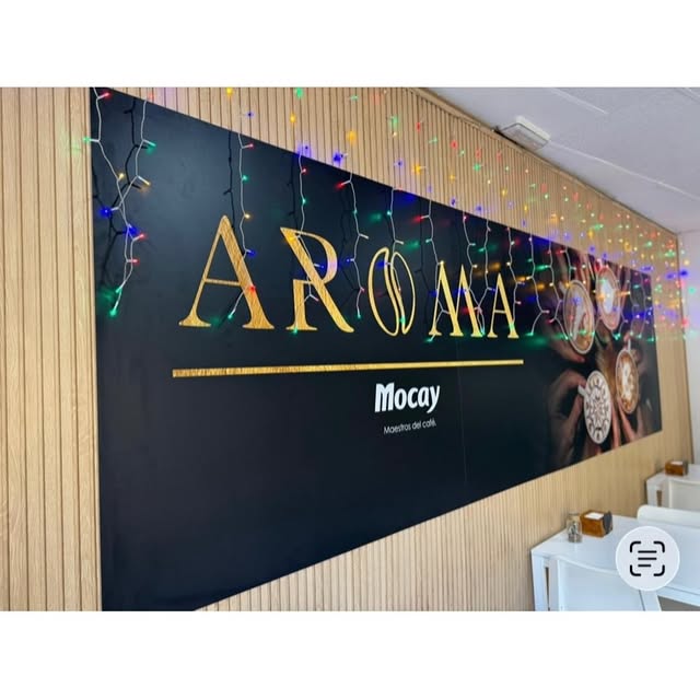 El rótulo de Aroma en el interior del local