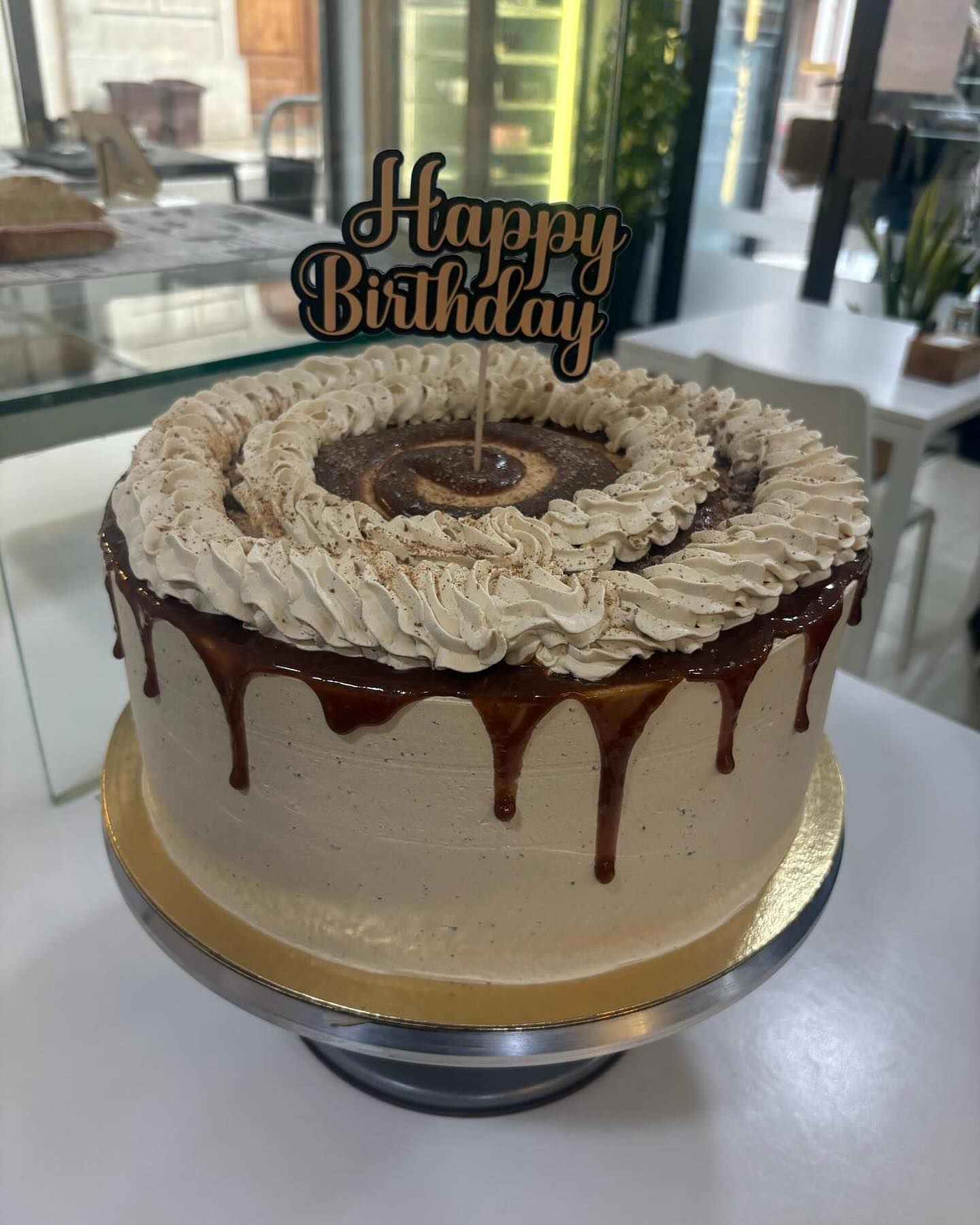 Pastel de cumpleaños de Aroma con decoración de chocolate y Happy Birthday