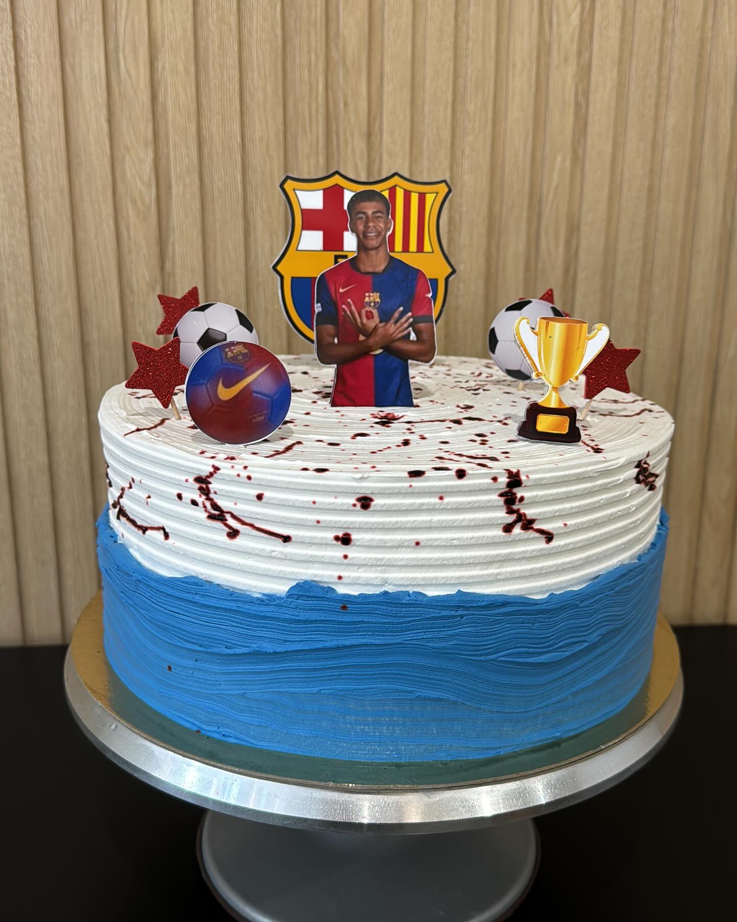 Pastel de cumpleaños azul y blanco con decoración del FC Barcelona